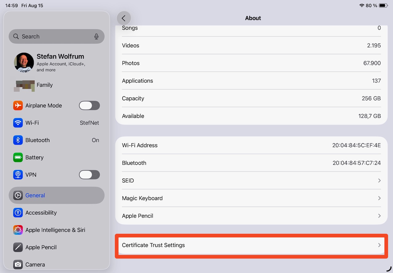 Einstellungen-App auf dem iPad zeigt die Zertifikatsvertrauenseinstellungen mit einer Liste installierter Root-Zertifikate und Schaltern zum Aktivieren. Das neue Root-CA-Zertifikat ist sichtbar, die Oberfläche ist schlicht und übersichtlich.