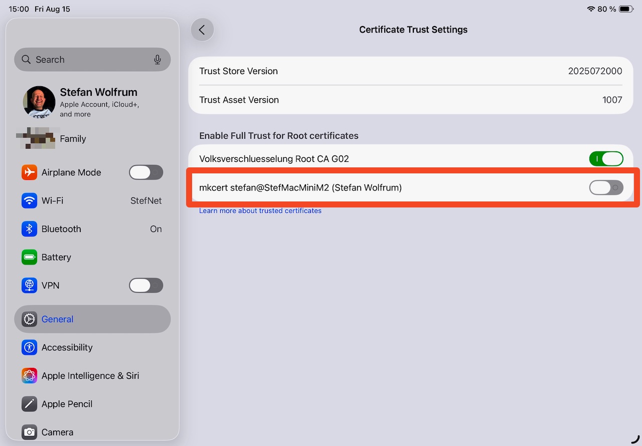 iPad zeigt das Menü Zertifikatsvertrauenseinstellungen in den Einstellungen. Zu sehen sind installierte Root-Zertifikate mit Schaltern zum Aktivieren, darunter das neue Root-CA-Zertifikat. Schlichte, übersichtliche Oberfläche. Sichtbarer Text: Zertifikatsvertrauenseinstellungen und Zertifikatsnamen.