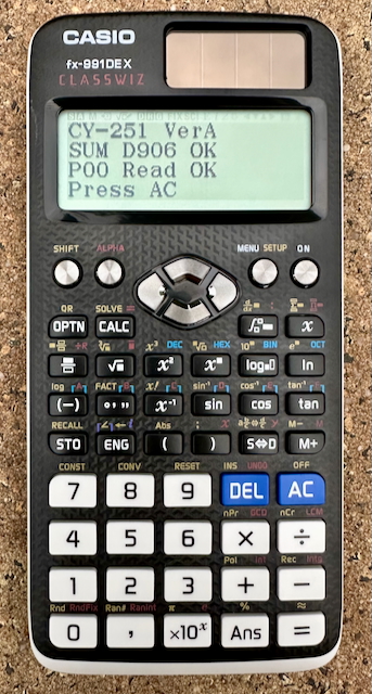 Wissenschaftlicher Taschenrechner Casio fx-991DE X mit aktiviertem Diagnose-Systemmenü, Display zeigt oben DIAGNOSTIC und unten PRESS AC.